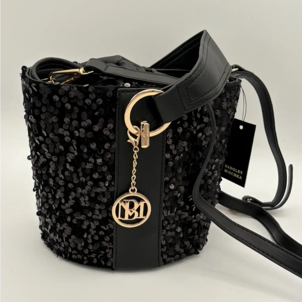 🖤 Badgley Mischka Black Sequin Bucket Crossbody Bag BM Charm NWT 😺✨